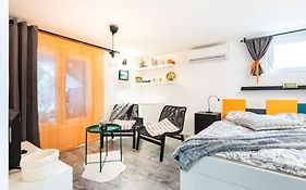 New Studio Apartment Emmy With Free Street Parking